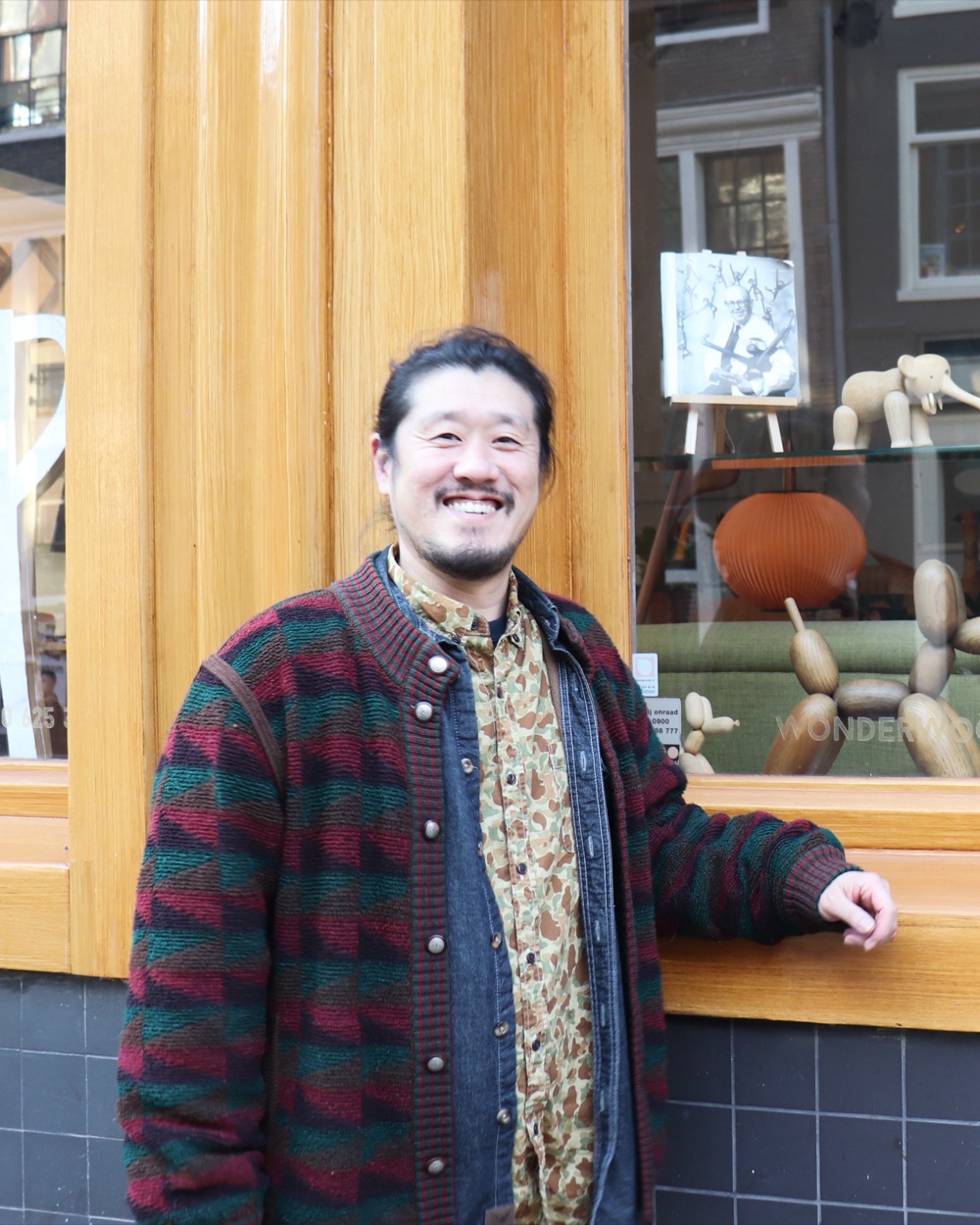 アムステルダムの店先で笑う松崎了輔